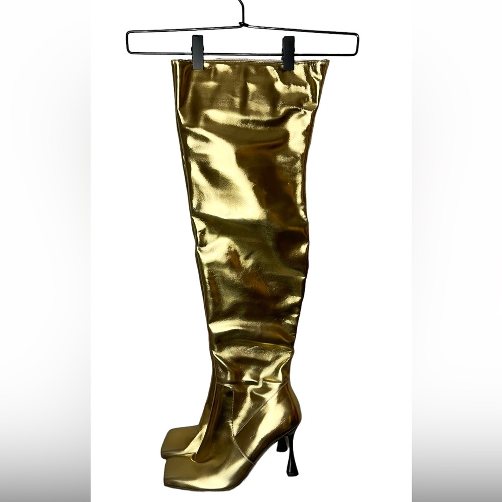 NWOT✨Metallic Gold over thé knee square toe boot with 3 1/2 inch heel height.